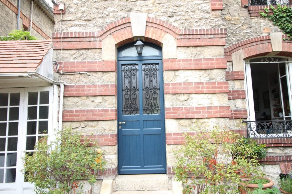 Reproduction isolante de porte ancienne