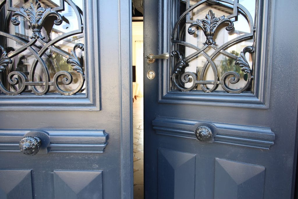 Reproduction isolante de porte ancienne