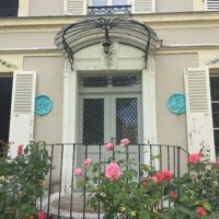 porte ancienne avec des vitrages étirés